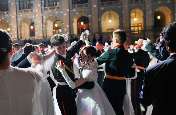 Међународни хуманитарни кадетски бал је годишњи свечани патриотски догађај осмишљен да оживи и популаризује културно-историјско наслеђе Русије и да допринесе зближавању будућих бранилаца отаџбине. - Sputnik Србија