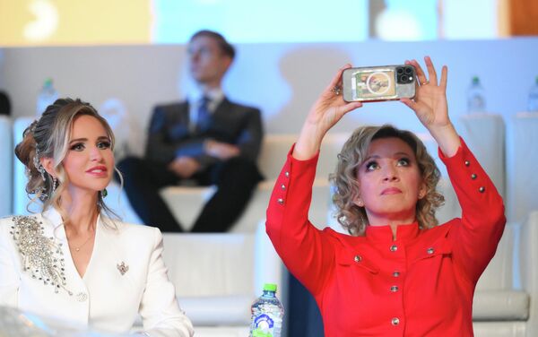 Присуствовала је портпарол руског Министарства спољних послова Марија Захарова, а са леве стране се налази Јулија Кирпичникова, руководилац пројекта Међународног добротворног кадетског бала Кремља. - Sputnik Србија