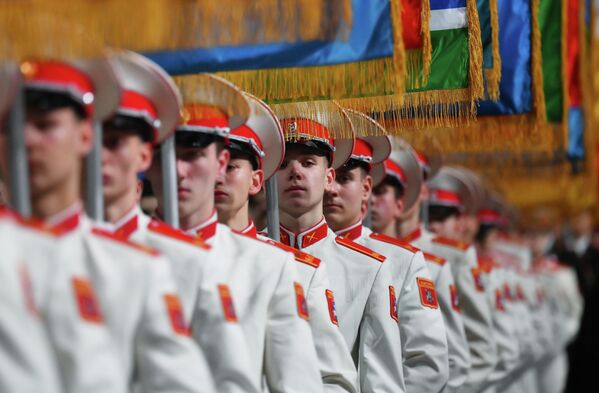 Пре почетка свечаности почасна стража унела је заставе свих држава и руских региона чији су представници присутни у сали. - Sputnik Србија