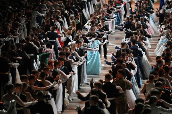 Сала је испуњена официрима и генералима свих узраста, који носе златне звезде на грудима. - Sputnik Србија