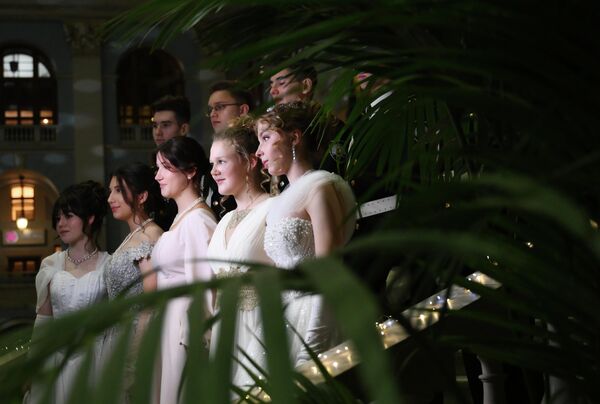 Девојке су биле у вечерњим хаљинама и чипканим рукавицама, са косом подигнутом по моди 19. века, на главама су сијале дијадеме, момци- у свечаној кадетској униформи са акселбантима и еполетама. - Sputnik Србија