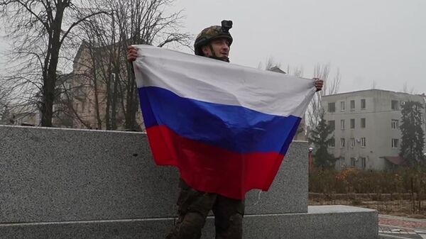 Ruski vojnik sa zastavom - Sputnik Srbija