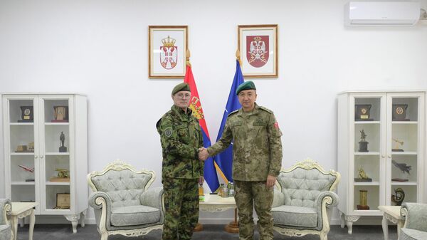 General Milan Mojsilović sa komandantom KFOR-a general-majorom Ozkanom Ulutašom - Sputnik Srbija