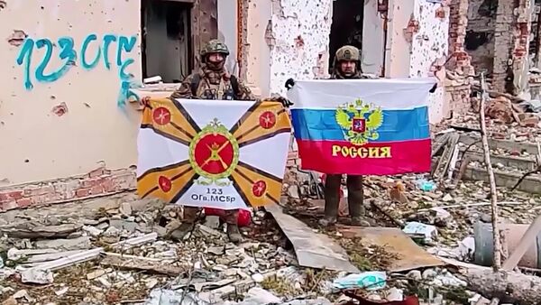 Ruski vojnici drže zastave u oslobođenom Seversku - Sputnik Srbija