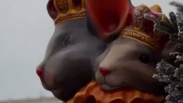 Ликови из „Крцка Орашчића“ осванули испред Бољшог театра. - Sputnik Србија