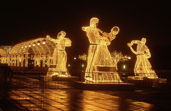 Свечана декорација лампица у облику пара који плеше на Поклоној гори у Москви. - Sputnik Србија