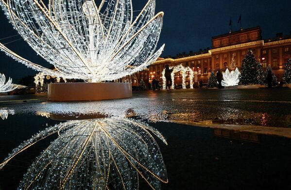 Тргови Ворцоваја, Московскаја и Мањежнаја су украшени за божићне вашаре и свечаности. Декорација је у руском стилу, са нагласком на традиције и познате бајке из детињства. - Sputnik Србија