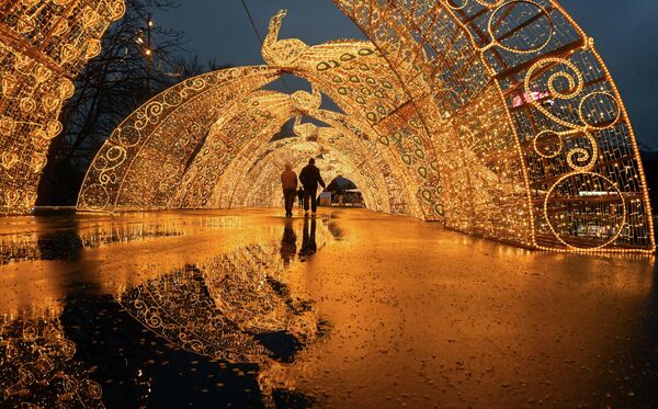 Трг испред Бољшој театра традиционално је украшен џиновском новогодишњом украсом и осветљеним луковима. Ове године биће постављене посебне инсталације са позоришном тематиком (са ликовима из познатих продукција главног позоришта у земљи) и зимско уређење пејзажа. - Sputnik Србија