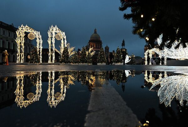 Башта светлости на Исакином тргу у Санкт Петербургу са украшеним божићним јелкама и светлосним инсталацијама. - Sputnik Србија