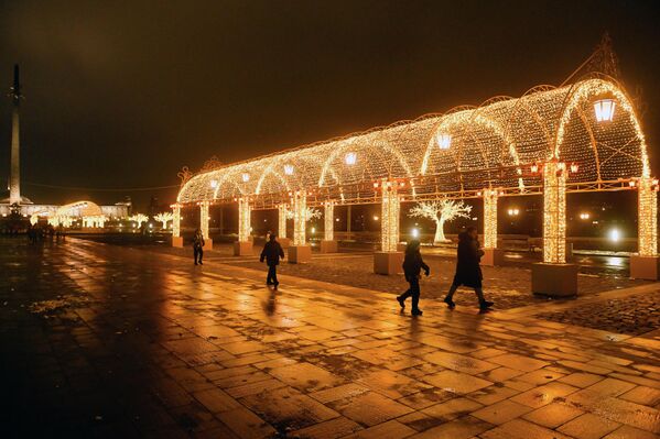 Осветљени лукови и тунели ће помоћи у подизању празничног расположења становника и туриста. - Sputnik Србија