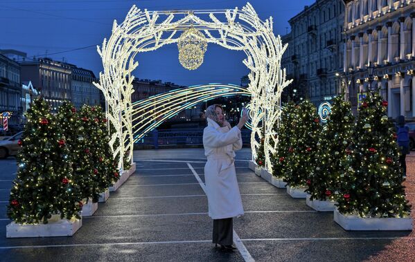 На Коногвардејском булевару застарела опрема је замењена светлосним тунелима са монограмима Петра Великог и Катарине Велике. - Sputnik Србија