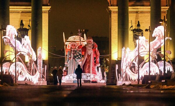 Дивовски Деда мраз и Баба Мразица. - Sputnik Србија