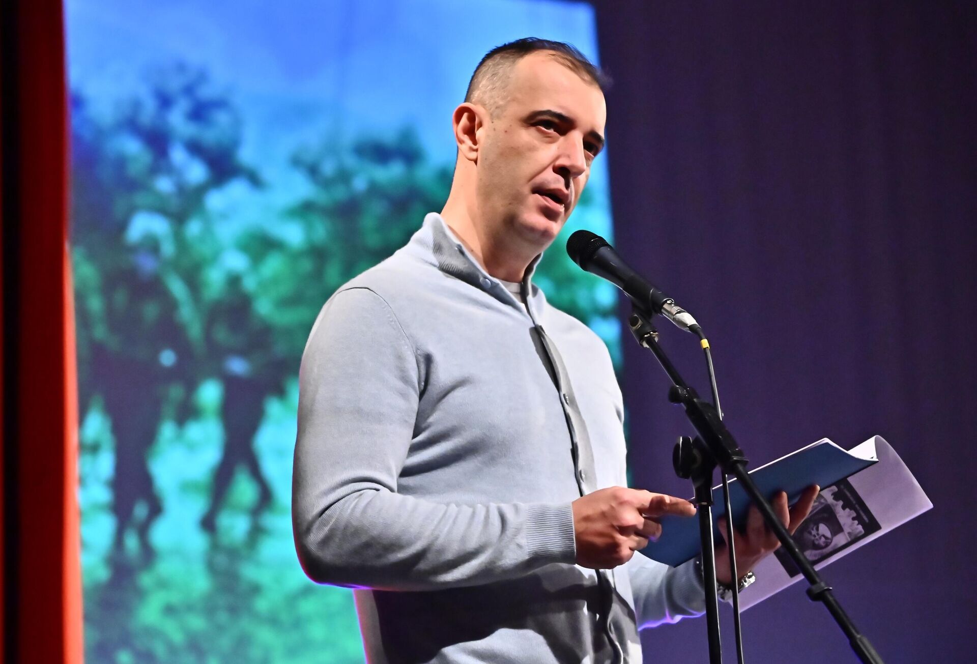 U programu je nastupio i pesnik Danilo Vasojević, brat poginulog heroja sa Košara vodnika Ivana Vasojevića Jaguara, koji je poginuo 11. aprila 1999. spašavajući ranjenog vojnika u rejonu Maja Glava U programu je nastupio i pesnik Danilo Vasojević, brat poginulog heroja sa Košara vodnika Ivana Vasojevića Jaguara, koji je poginuo 11. aprila 1999. spašavajući ranjenog vojnika u rejonu Maja Glava - Sputnik Srbija, 1920, 12.12.2025