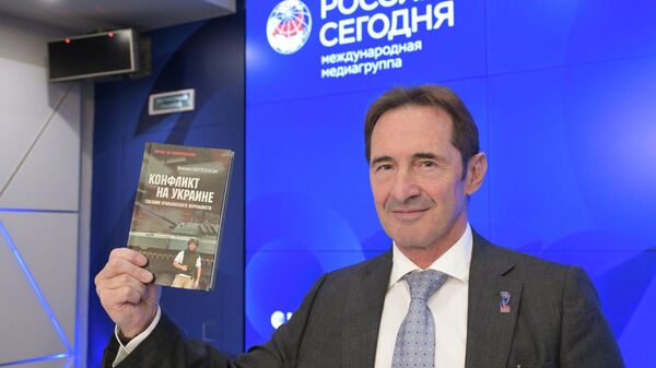 Италијански новинар Елизео Бертолази на представљању књиге Сукоб у Украјини очима италијанског новинара - Sputnik Србија