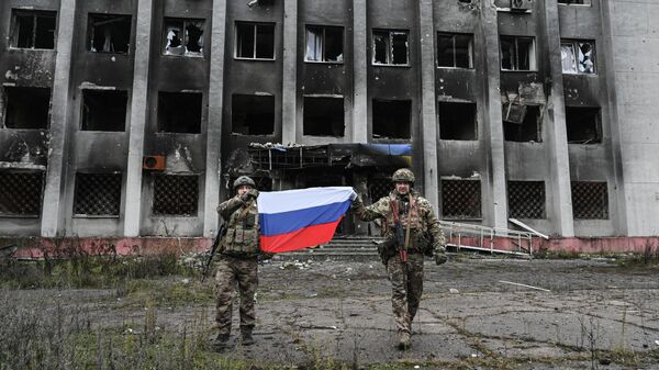 Ruski vojnici nose zastavu nakon oslobađanja Krasnoarmejska - Sputnik Srbija