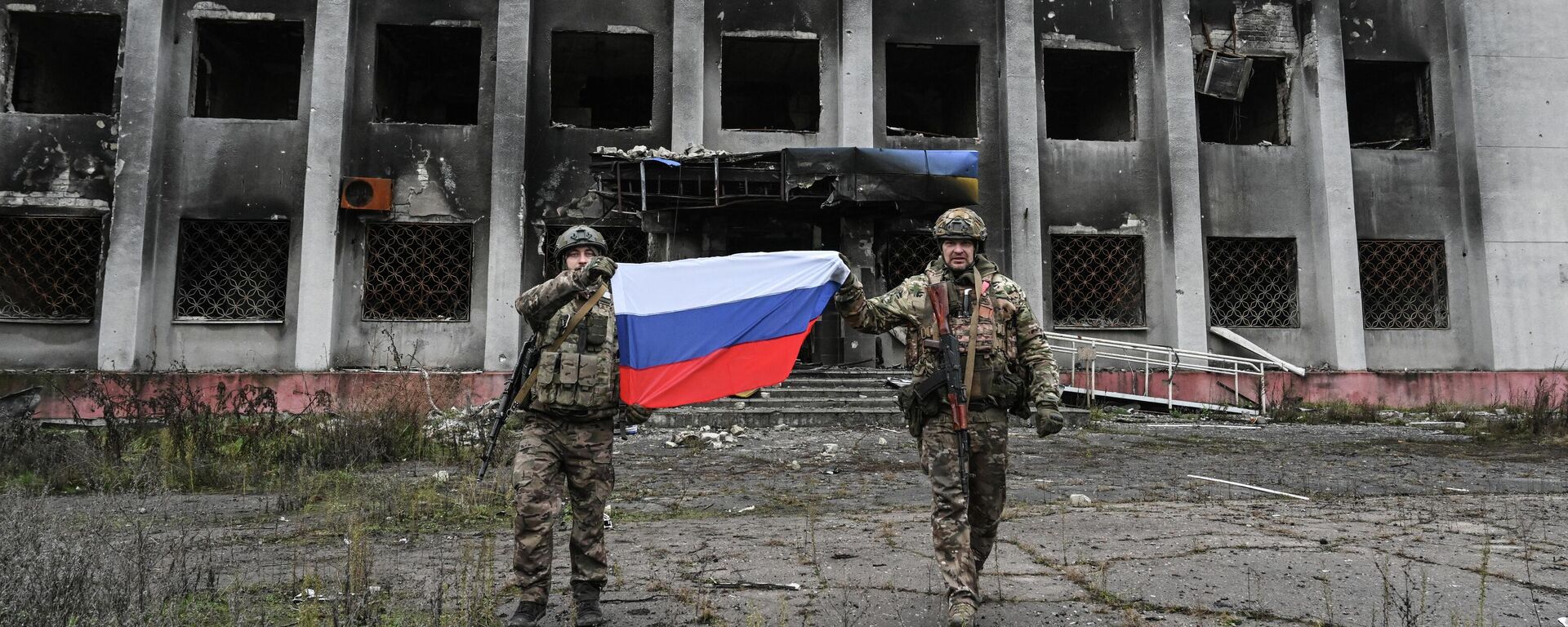 Ruski vojnici nose zastavu nakon oslobađanja Krasnoarmejska Ruski vojnici nose zastavu nakon oslobađanja Krasnoarmejska - Sputnik Srbija, 1920, 15.12.2025