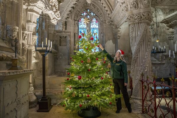 Водич кроз капелу Меган Кингхорн ставља завршне детаље на божићну јелку у капели Свете Леди, најраскошније изрезбареном делу капеле Рослин у Рослину, Мидлотијан. Капела, која је основана 1446. године и појавила се у филму „Да Винчијев код“, отворена је за посетиоце током целог празничног периода и у њој се одржавају посебне службе и концерти за Божић. Водич кроз капелу Меган Кингхорн ставља завршне детаље на божићну јелку у капели Свете Леди, најраскошније изрезбареном делу капеле Рослин у Рослину, Мидлотијан. Капела, која је основана 1446. године и појавила се у филму „Да Винчијев код“, отворена је за посетиоце током целог празничног периода и у њој се одржавају посебне службе и концерти за Божић. - Sputnik Србија