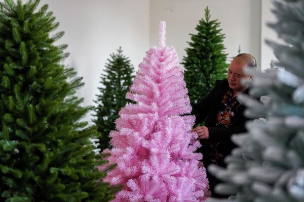 Запослени ради на производној линији за божићне јелке у радионици у Ђинхуа, провинција Џеђанг у Кини. Запослени ради на производној линији за божићне јелке у радионици у Ђинхуа, провинција Џеђанг у Кини. - Sputnik Србија