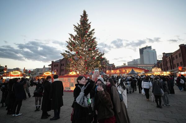 Људи посећују божићни сајам у продавници црвених цигли у Јокохами близу Токија. Људи посећују божићни сајам у продавници црвених цигли у Јокохами близу Токија. - Sputnik Србија