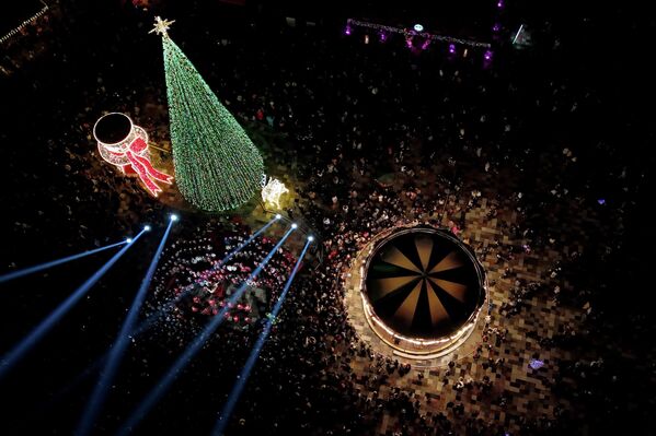 Концерт у Албанији и паљење божићне јелке на Тргу Скендербег у Тирани. Концерт у Албанији и паљење божићне јелке на Тргу Скендербег у Тирани. - Sputnik Србија