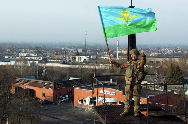 Војник групе снага „Север“ након ослобађања села Меловој, Подол и Суџа у Курској области. - Sputnik Србија