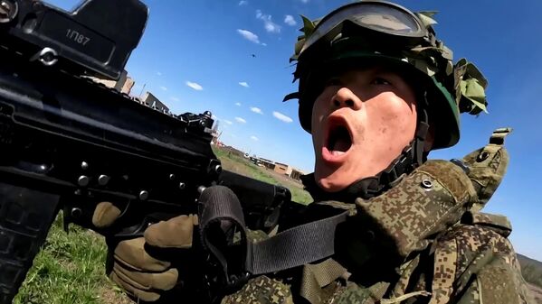 Војник ослобађа село у Суџанском округу Курске области. - Sputnik Србија