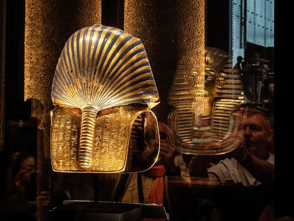 Златна погребна маска древног египатског краља Тутанкамона (1341-1323. п. н. е.) изложена у галерији Тутанкамона у Великом египатском музеју у Гизи. Велики египатски музеј који је званично отворен 1. новембра, приказује десетине хиљада артефаката, укључујући целу колекцију од 5.000 предмета блага откривених са Тутанкамоном, на једном месту, по први пут од открића фараонове гробнице 1922. године. - Sputnik Србија