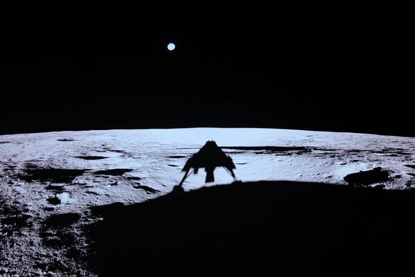 Сенка приватног лунарног лендера Блу Гост виђена је на површини Месеца након што је слетео на Месец са специјалном испоруком за НАСА-у. - Sputnik Србија