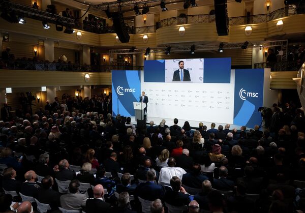 Џеј Ди Венс, потпредседник Сједињених Америчких Држава држи говор на Минхенској конференцији о безбедности у фебруару 2025.  - Sputnik Србија