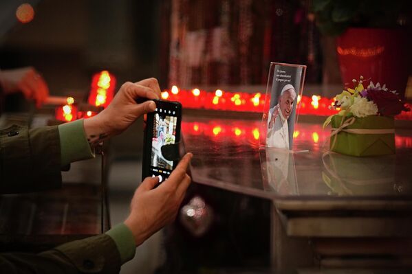 Миса у сећање на папу Фрању. Испод папине слике написано је  „Молим вас, не заборавите да се молите за мене“.  - Sputnik Србија