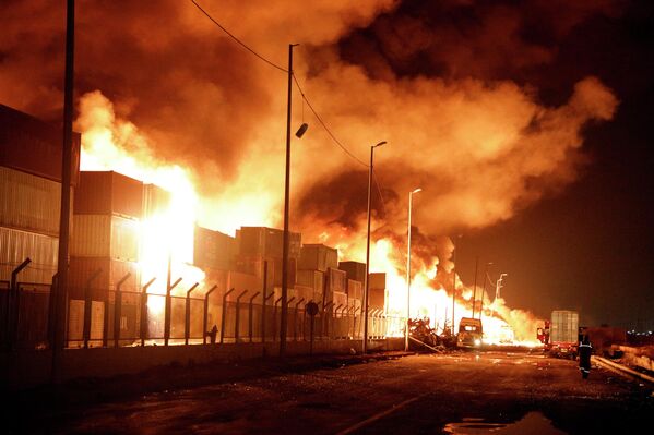 Пожари бесне након масивне експлозије у луци Шахид Раџаи  у иранској провинцији Хормозган, 27. априла 2025.  У експлозији је погинуло више од четрдесет људи, а повређено више од хиљаду. - Sputnik Србија