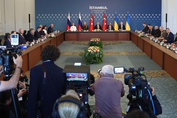 Преговори између делегација Русије и Украјине у палати Чираган у Истанбулу. - Sputnik Србија