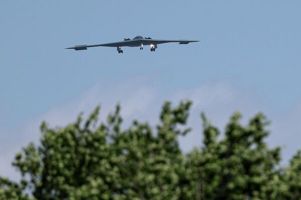 Бомбардер Б-2 стиже у ваздухопловну базу "Вајтмен" у америчкој држави Мисури - Sputnik Србија