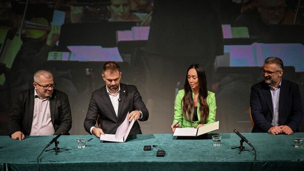 Градоначелник Новог Сада Жарко Мићин и Драгана Милошевић в.д. управник Српског народног позоришта - Sputnik Србија