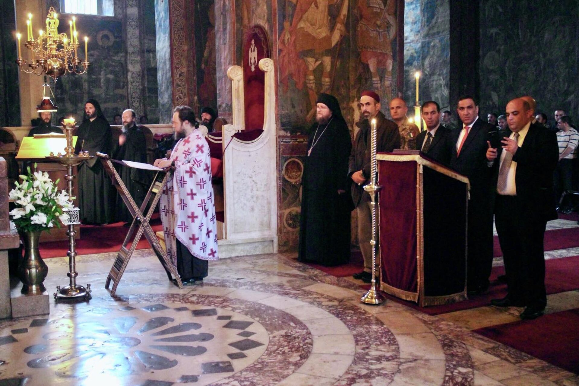 У манастир је стигао у вечерњим часовима и присустовао молебном канону Светом краљу Стефану Дечанском У манастир је стигао у вечерњим часовима и присустовао молебном канону Светом краљу Стефану Дечанском - Sputnik Србија, 1920, 15.12.2025