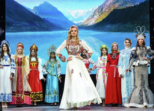 Такмичарка Софија Јаицкова на финалу Међурегионалног избора лепоте „Лепота Донбаса 2025“ у Словенском културном центру у Доњецку. - Sputnik Србија