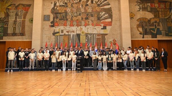 Председник Србије Александар Вучић са ученицима Техничке школе ,,Никола Тесла'' из Вуковара - Sputnik Србија