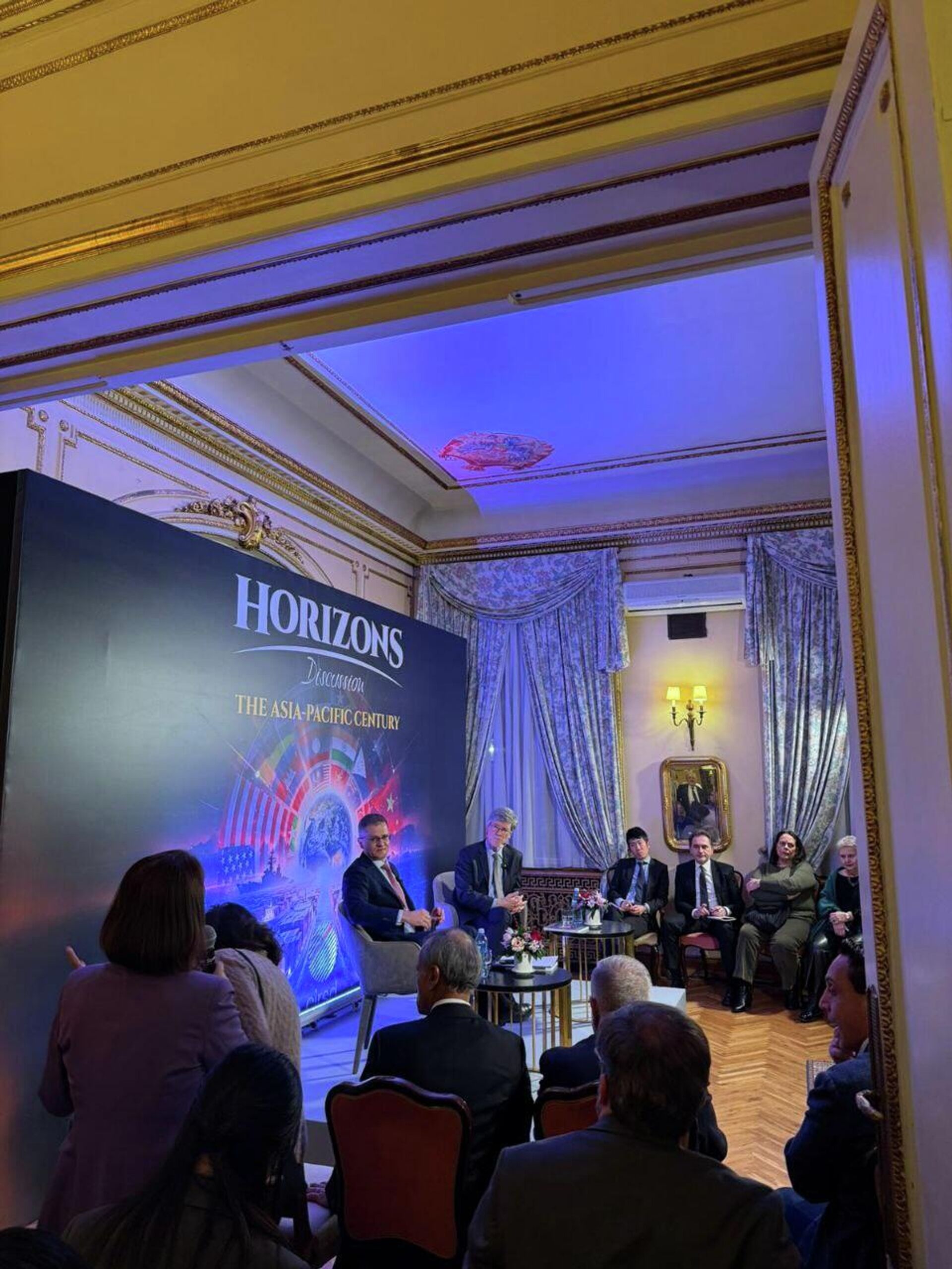 Познати економиста Џефри Сакс учествовао је у дискусији са Вуком Јеремићем, председником Центра за међународне односе и одрживи развој. - Sputnik Србија, 1920, 16.12.2025