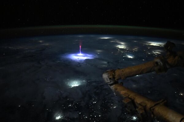 Астронауткиња НАСА-е Никол Ајерс снимила је ретку врсту муње - спрајт - са Међународне свемирске  станице. - Sputnik Србија