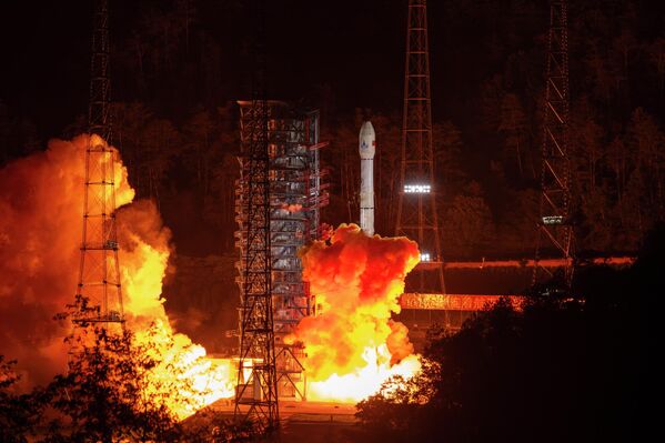 Ракета-носач „Дуги марш-3Б Y110“ која носи кинеску сонду Тјанвен-2 лансирана је из центра за лансирње сателита Сичанг у провинцији Сечуан у Кини. - Sputnik Србија