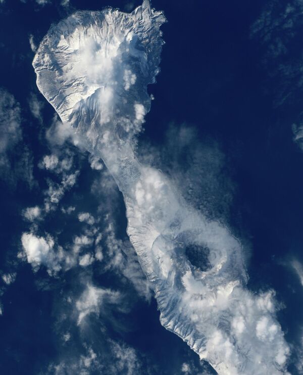 О. Симушир, народ. Заваричко језеро, тиркизна планина Милна. - Sputnik Србија