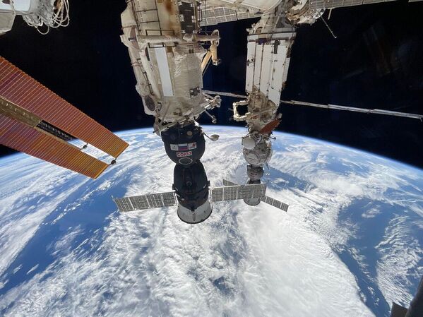 Снимак са прозора куполе на дан када су, први пут у историји Међународне свемирске станиве, сви прикључци били заузети. - Sputnik Србија