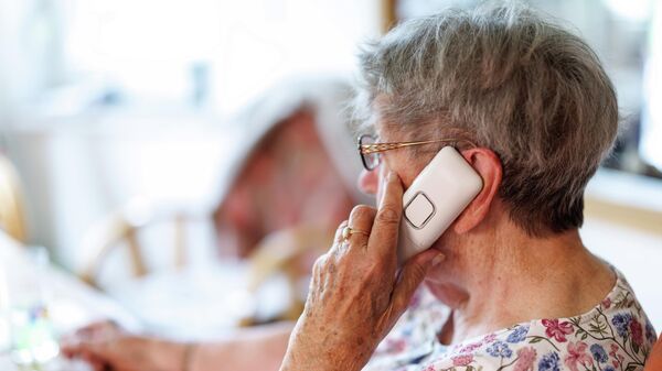 Старија жена прича телефоном - Sputnik Србија