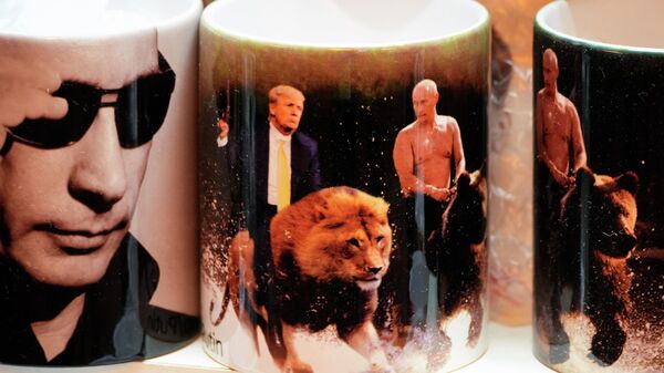 Шоље са ликом руског председника Владимира Путина и америчког председника Доналда Трампа у продавници сувенира у Санкт Петербургу - Sputnik Србија