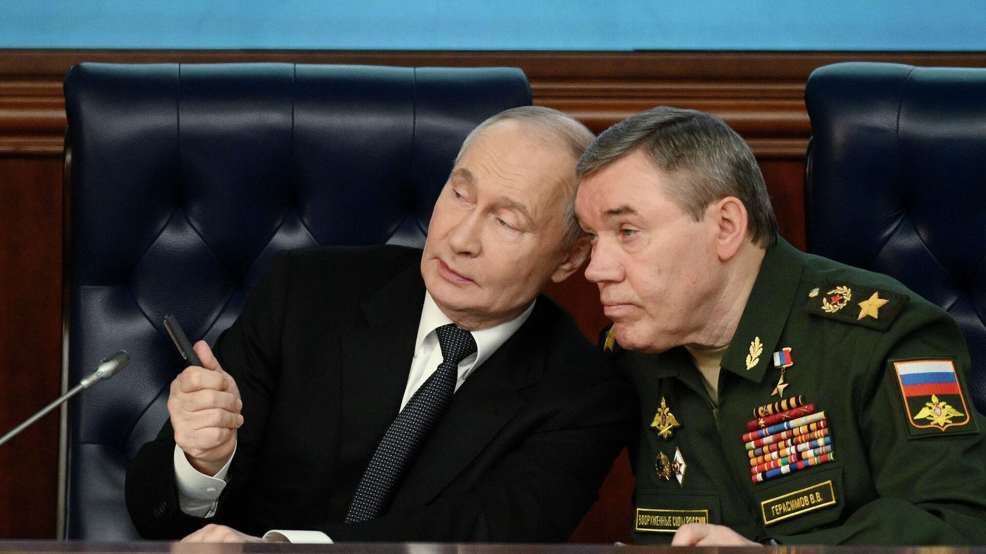 Путин и Герасимов Путин и Герасимов - Sputnik Србија, 1920, 17.12.2025