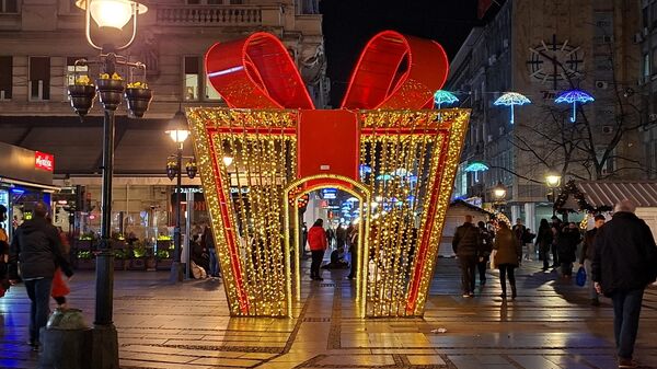 Новогодишња расвета и инсталације на јавним површинама у граду подсећају да празници стижу - Sputnik Србија