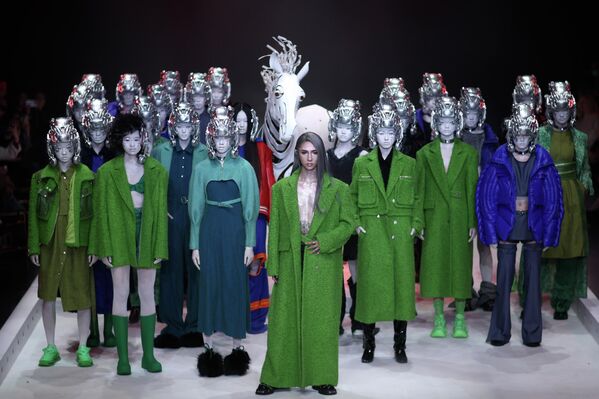 Колекција кинеског дизајнера Динг Ђиеа на  Шангајској недељи моде за јесен/зиму 2023.  - Sputnik Србија