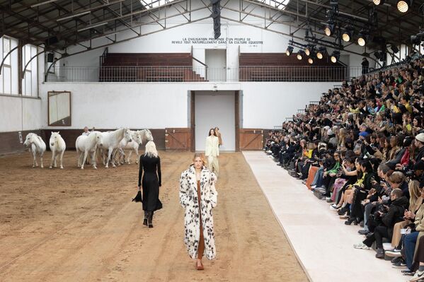 Коњи као детаљ на  париској ревији колекције Стеле Макартни за јесен-зиму 2023-2024.  - Sputnik Србија