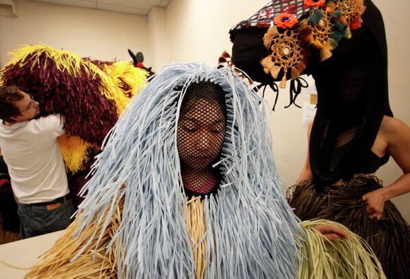 Учесници перформанса под називом „Чуо сам“, који је креирао уметник Ник Кејв, обучени у одела инспирисана коњима. - Sputnik Србија