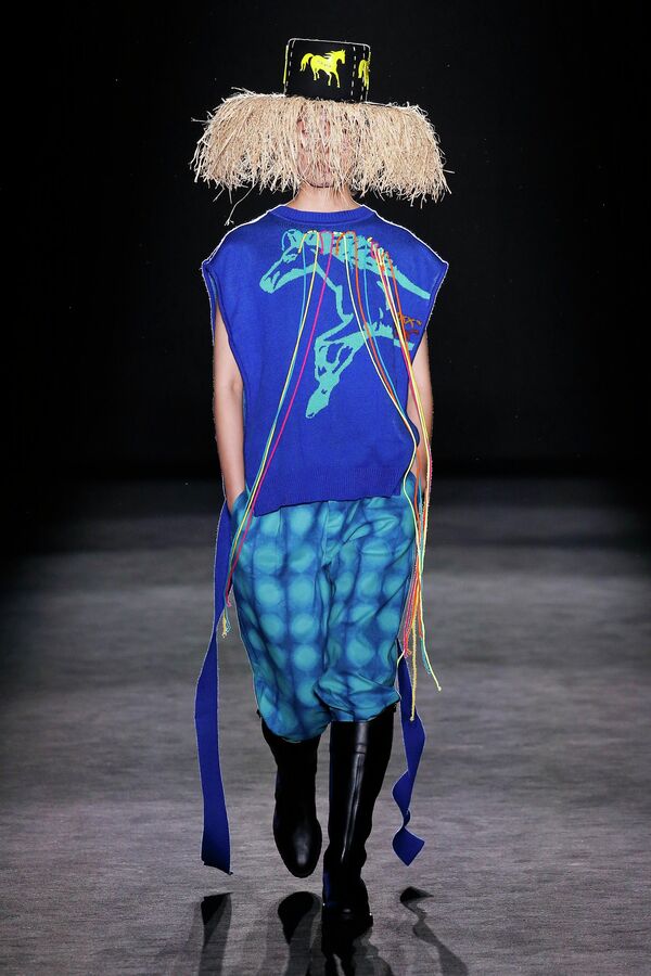 Мотиви који асоцирају на коњички свет често су модним креаторима  инспирација за принтове, везове и кројеве. - Sputnik Србија